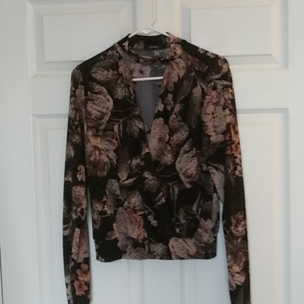 Dressy barely worn blouse